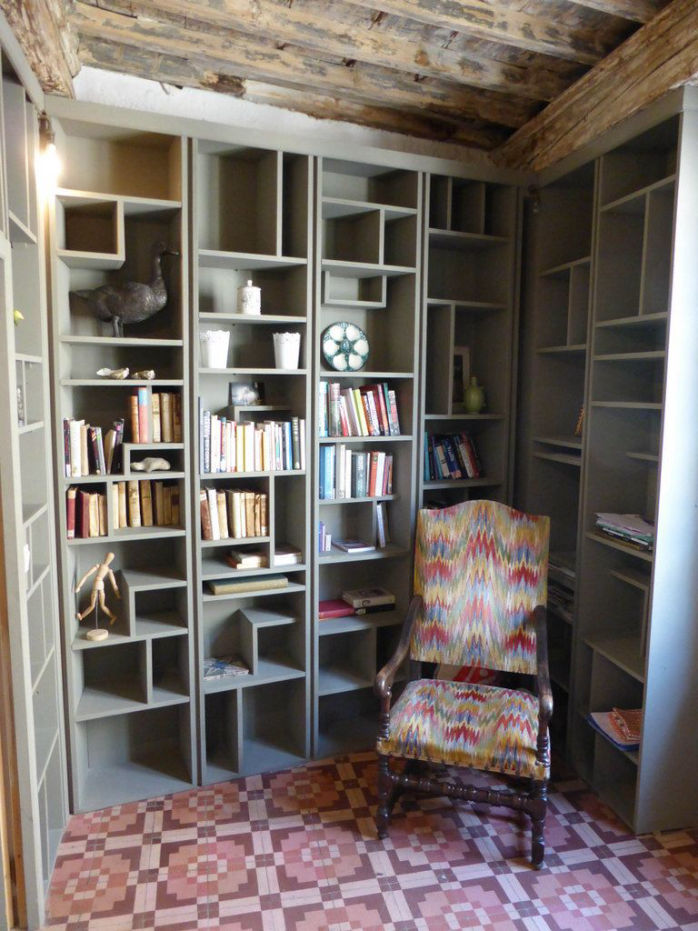 Photo shows the library at L'Olivier Villa where I have read many a good book but so far failed to write any