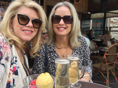 Une coupe de champagne et des glaces avec ma belle amie Karen! Pure magic!