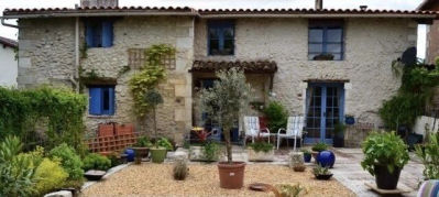 Très mignon! Miriam found her picture-postcard cute house online, in the heart of a quaint French village!