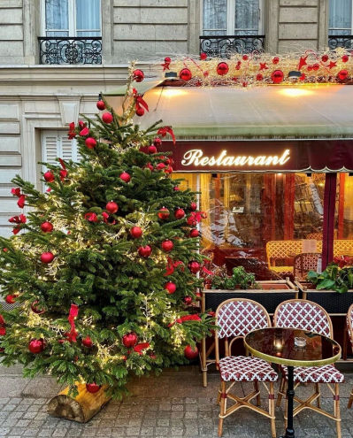 Visit Emily's Instagram @thereal_emilyinparis to see her meanderings at Christmas including this gorgeousness at Le Flore en l'Ile on the Ile Saint-Louis... oh my... swoon!
